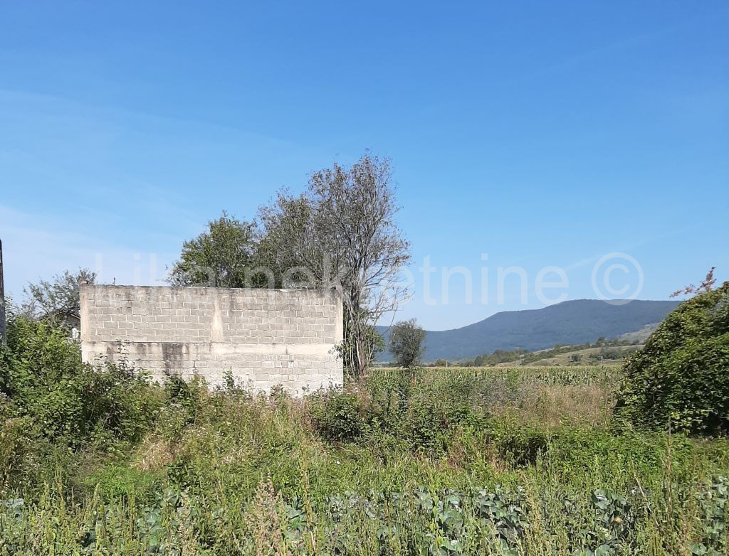 BRLOG  ( Otočac ) - kuća, dvije zgrade, dvorište i oranica (7)