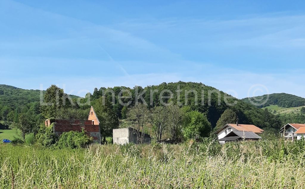 BRLOG  ( Otočac ) - kuća, dvije zgrade, dvorište i oranica