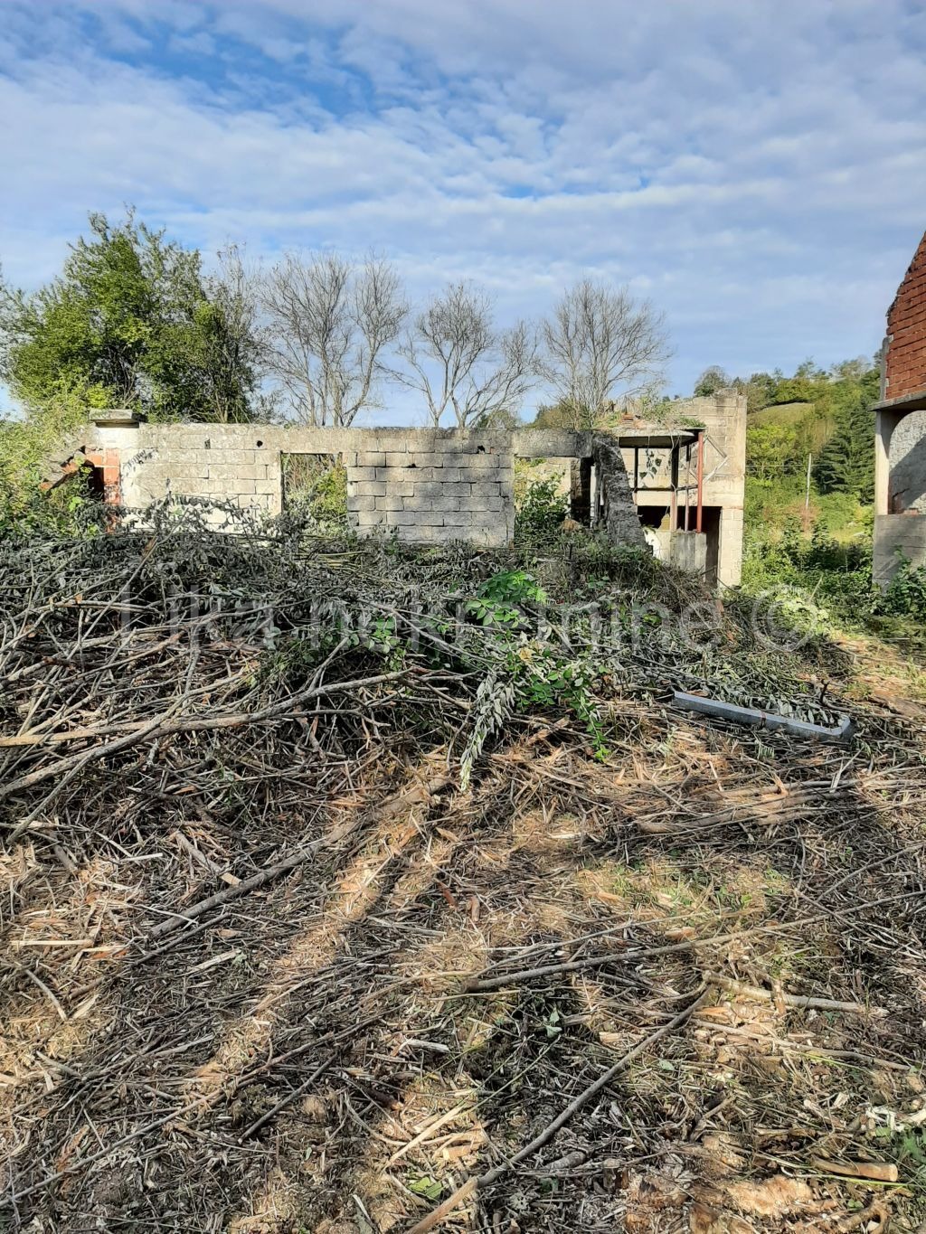 BRLOG  ( Otočac ) - kuća, dvije zgrade, dvorište i oranica (2)