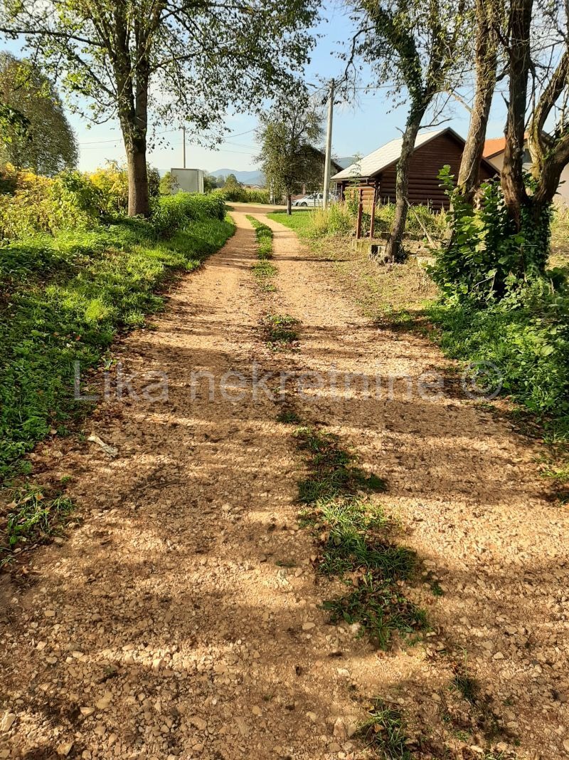 BRLOG  ( Otočac ) - kuća, dvije zgrade, dvorište i oranica (3)