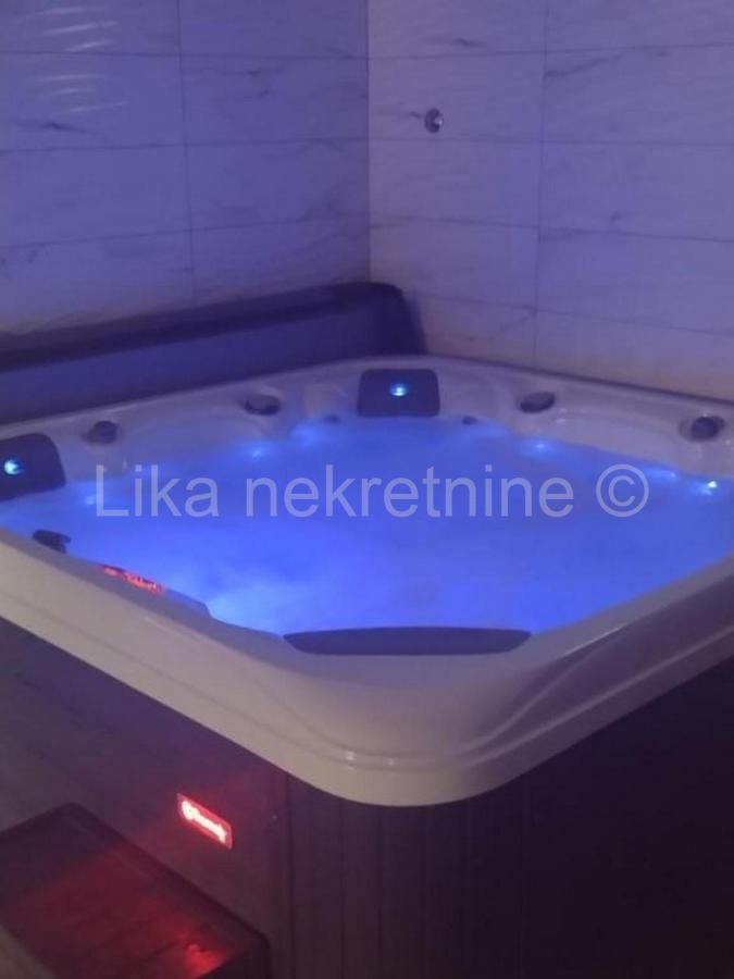 LOVINAC- Štikada uhodan objekt za turizam, bazen, velnes, sauna. (11)