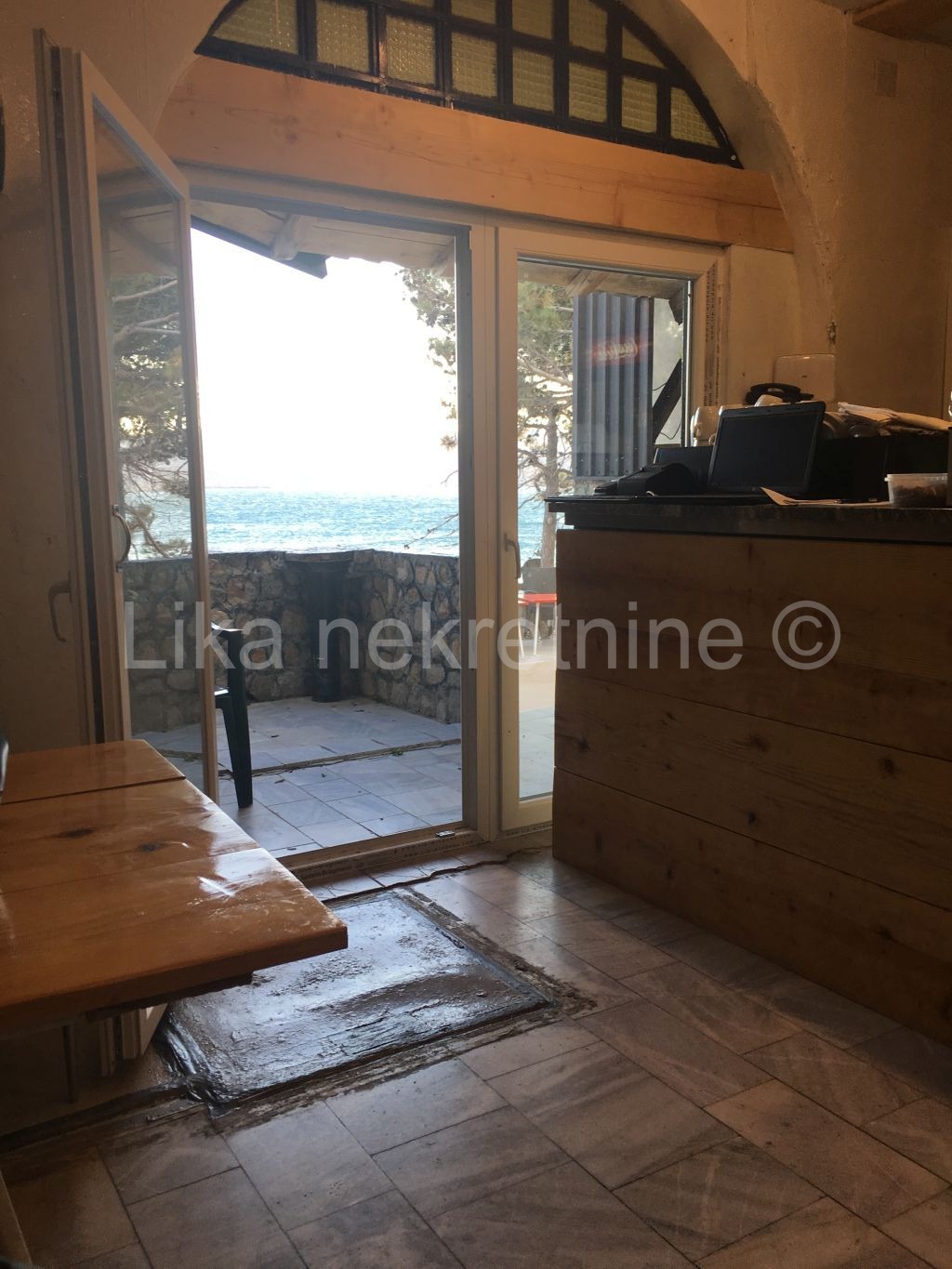 KARLOBAG - kuća s restoranom 1.red do mora (16)