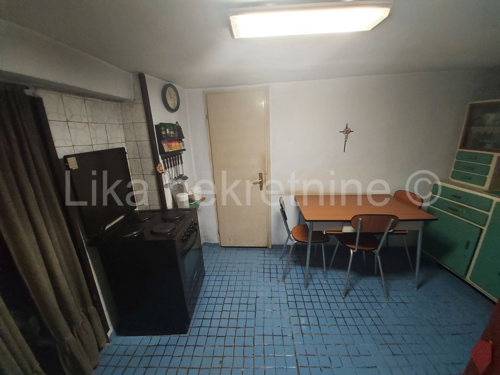 SENJ - centar, stambeno-poslovna zgrada (8)
