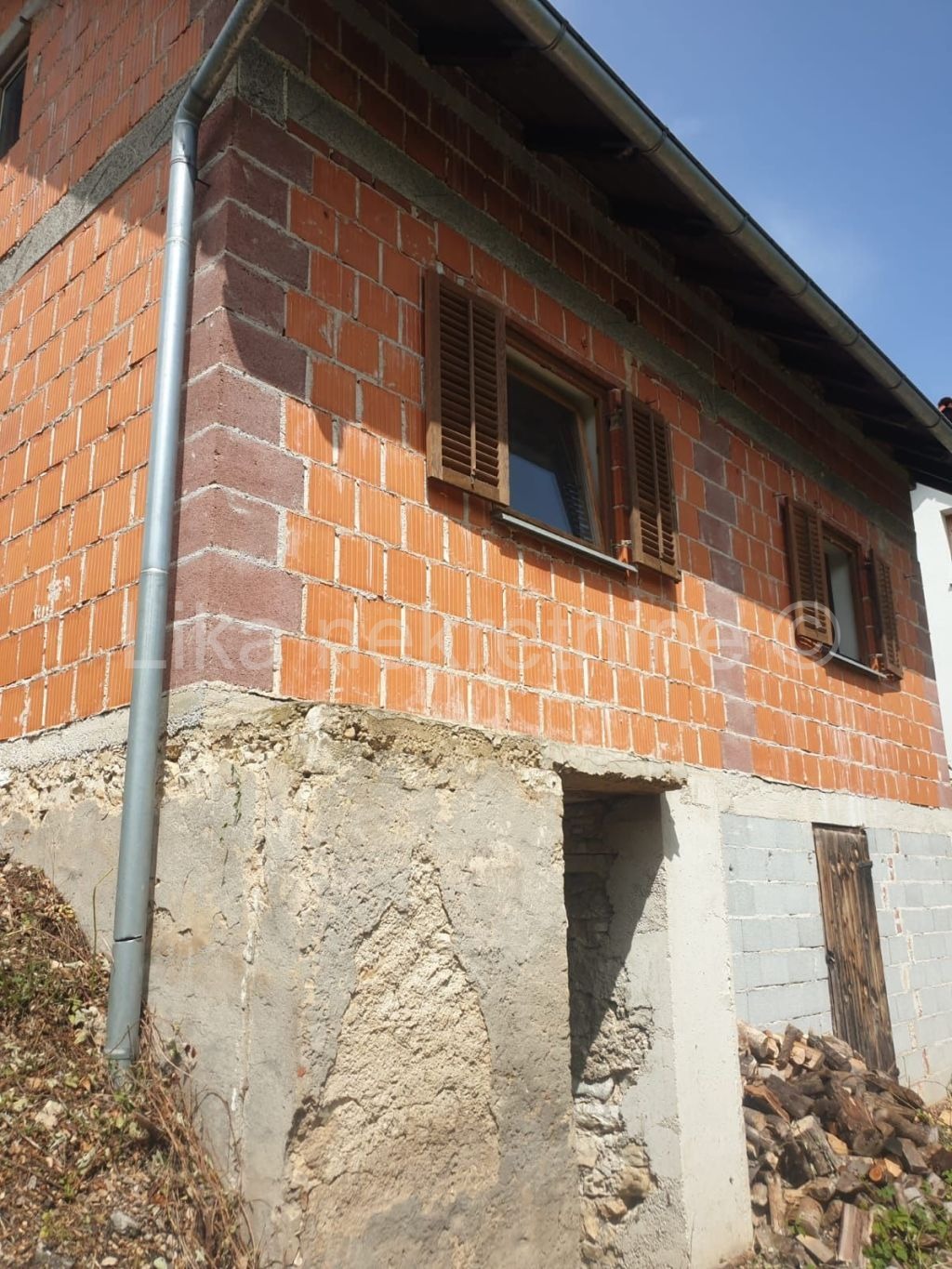 LIČKO PETROVO SELO - kuća prizemnica i zemljište 2 hekatara (2)