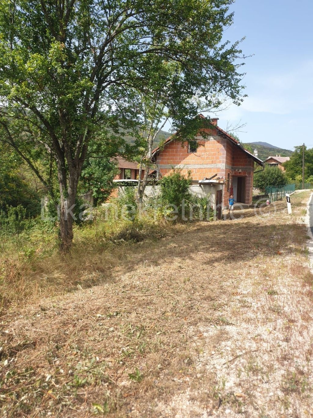 LIČKO PETROVO SELO - kuća prizemnica i zemljište 2 hekatara (3)