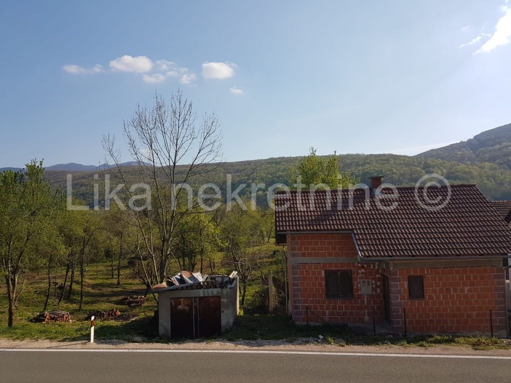 LIČKO PETROVO SELO - kuća prizemnica i zemljište 2 hekatara (4)