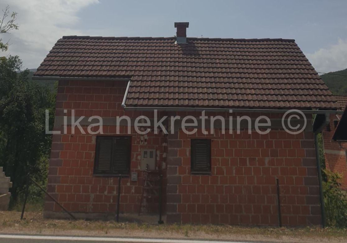 LIČKO PETROVO SELO - kuća prizemnica i zemljište 2 hekatara