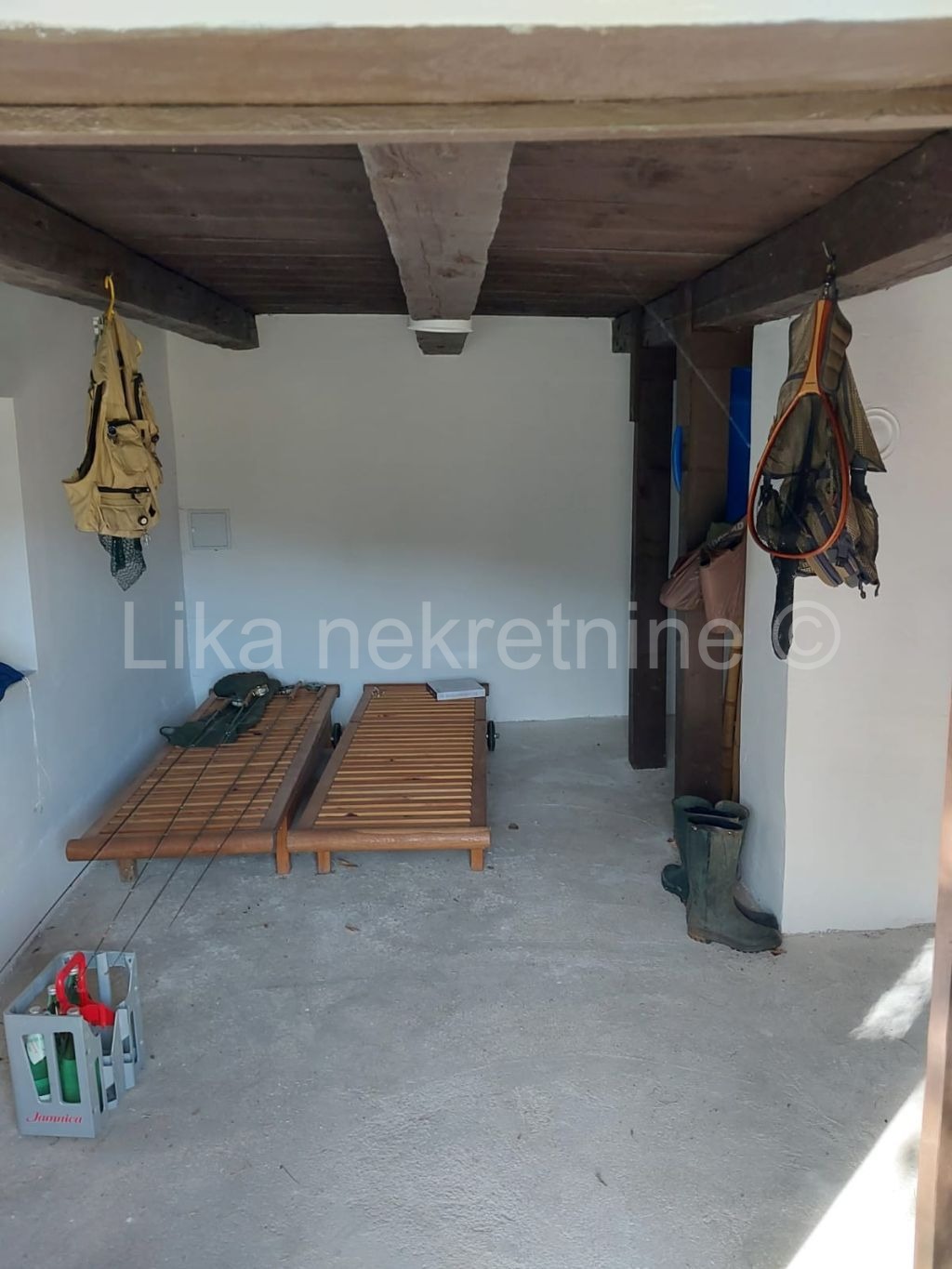 LIČKO LEŠĆE - obiteljska kuća, dvorišna zgrada, voćnjak (26)