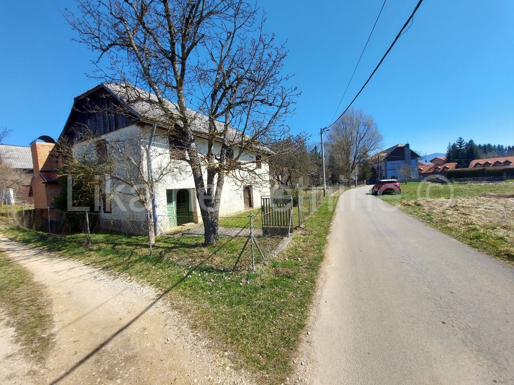 LIČKO LEŠĆE - obiteljska kuća, dvorišna zgrada, voćnjak (6)