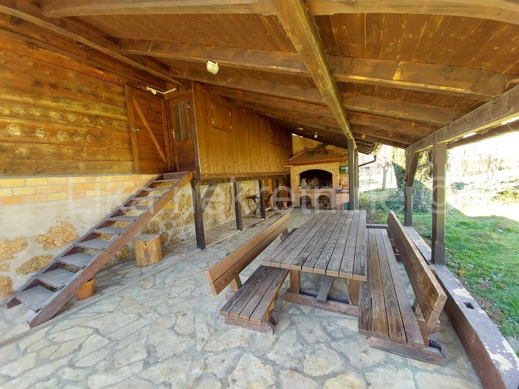 LIČKO LEŠĆE - obiteljska kuća, dvorišna zgrada, voćnjak (7)