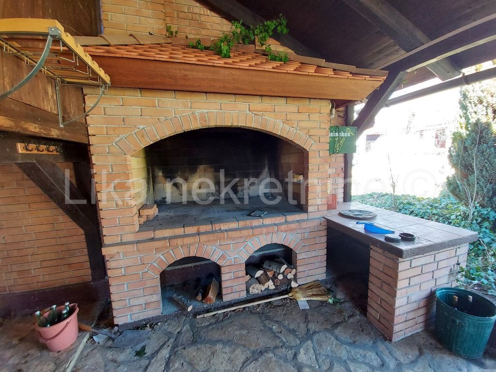 LIČKO LEŠĆE - obiteljska kuća, dvorišna zgrada, voćnjak (23)