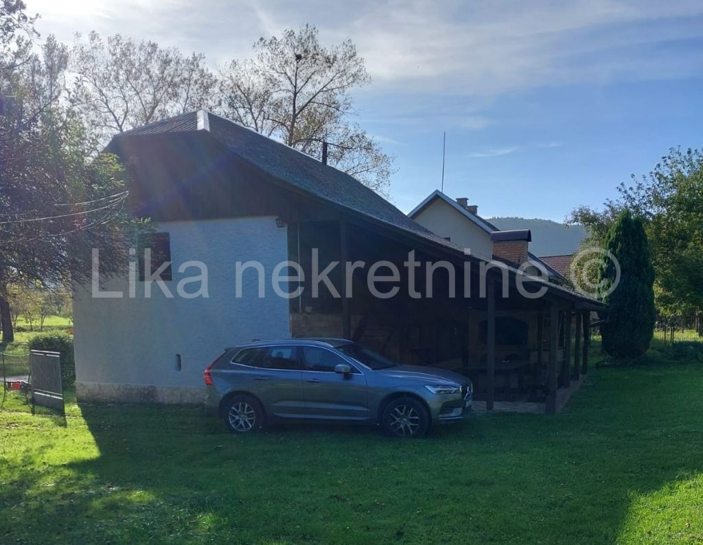 LIČKO LEŠĆE - obiteljska kuća, dvorišna zgrada, voćnjak (4)