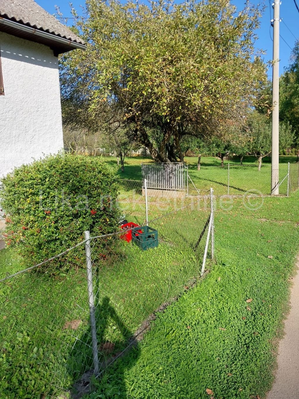 LIČKO LEŠĆE - obiteljska kuća, dvorišna zgrada, voćnjak (30)