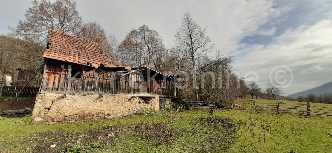 VRHOVINE, Seoci- starinska kuća sa velikom okućnicom, 3,5 ha (2)