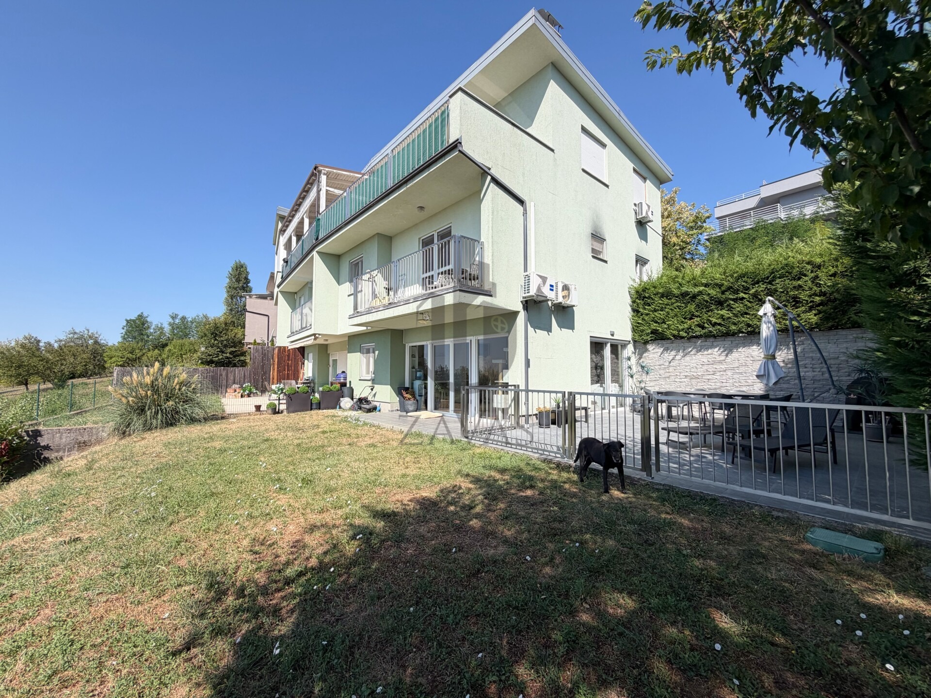 Zagreb, Vrapče: 4-sobni stan 116m2 + dvorište 388m2 + 2 VPM (19)