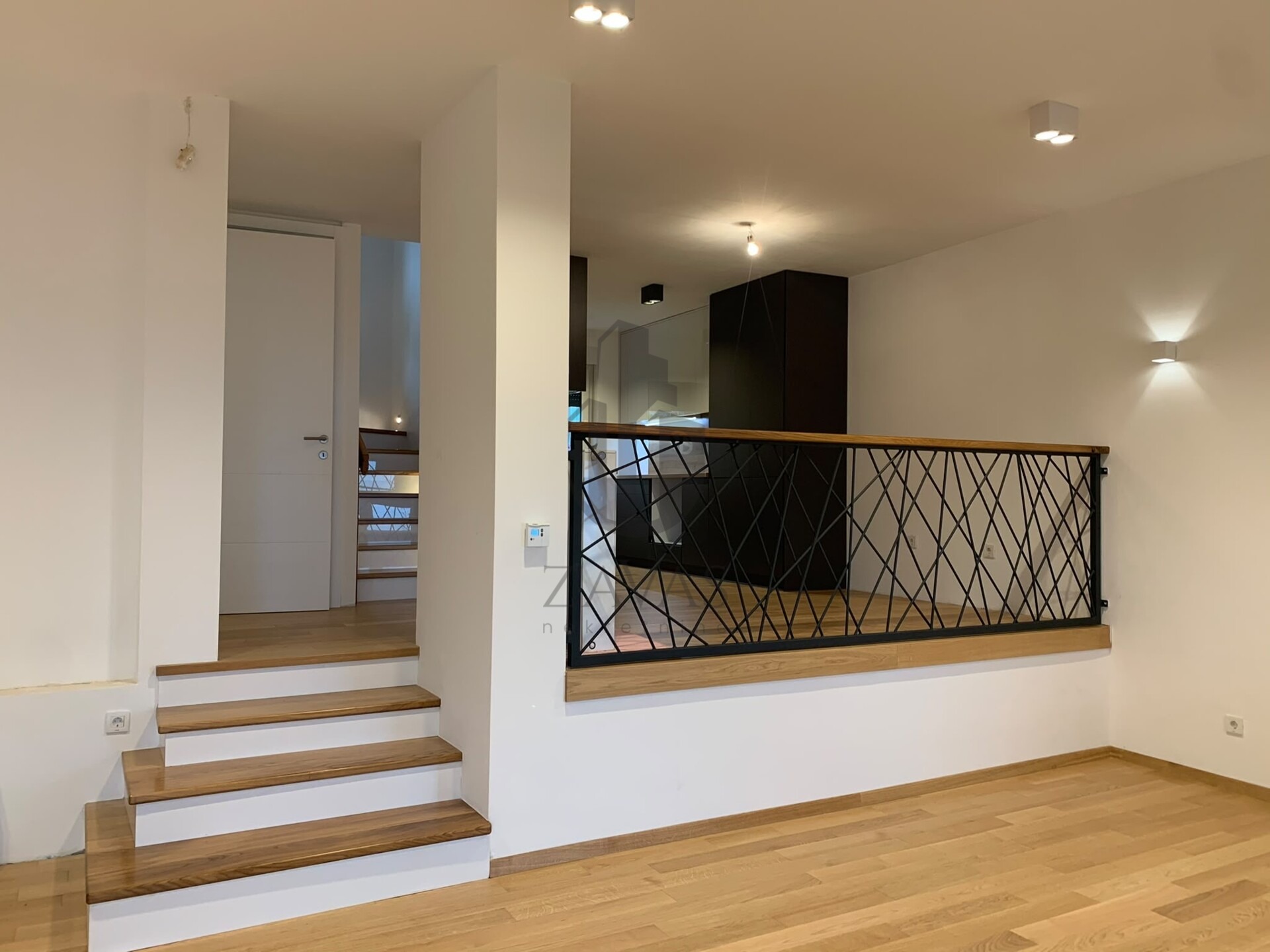 Kuća za najam, Zagreb Šestine: 300 m² + vrt 370 m² + 4 parkirna mjesta