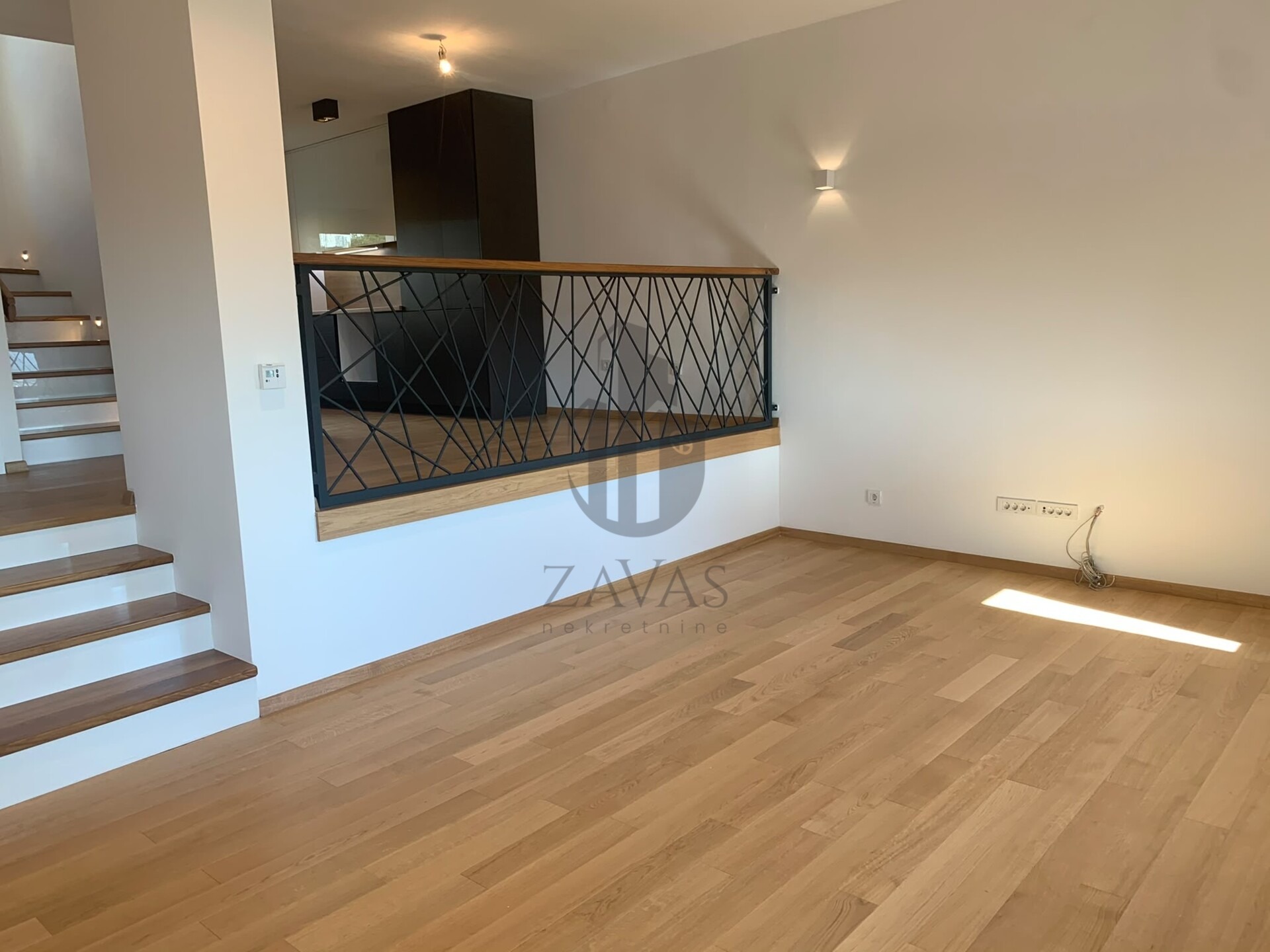 Kuća za najam, Zagreb Šestine: 300 m² + vrt 370 m² + 4 parkirna mjesta (2)