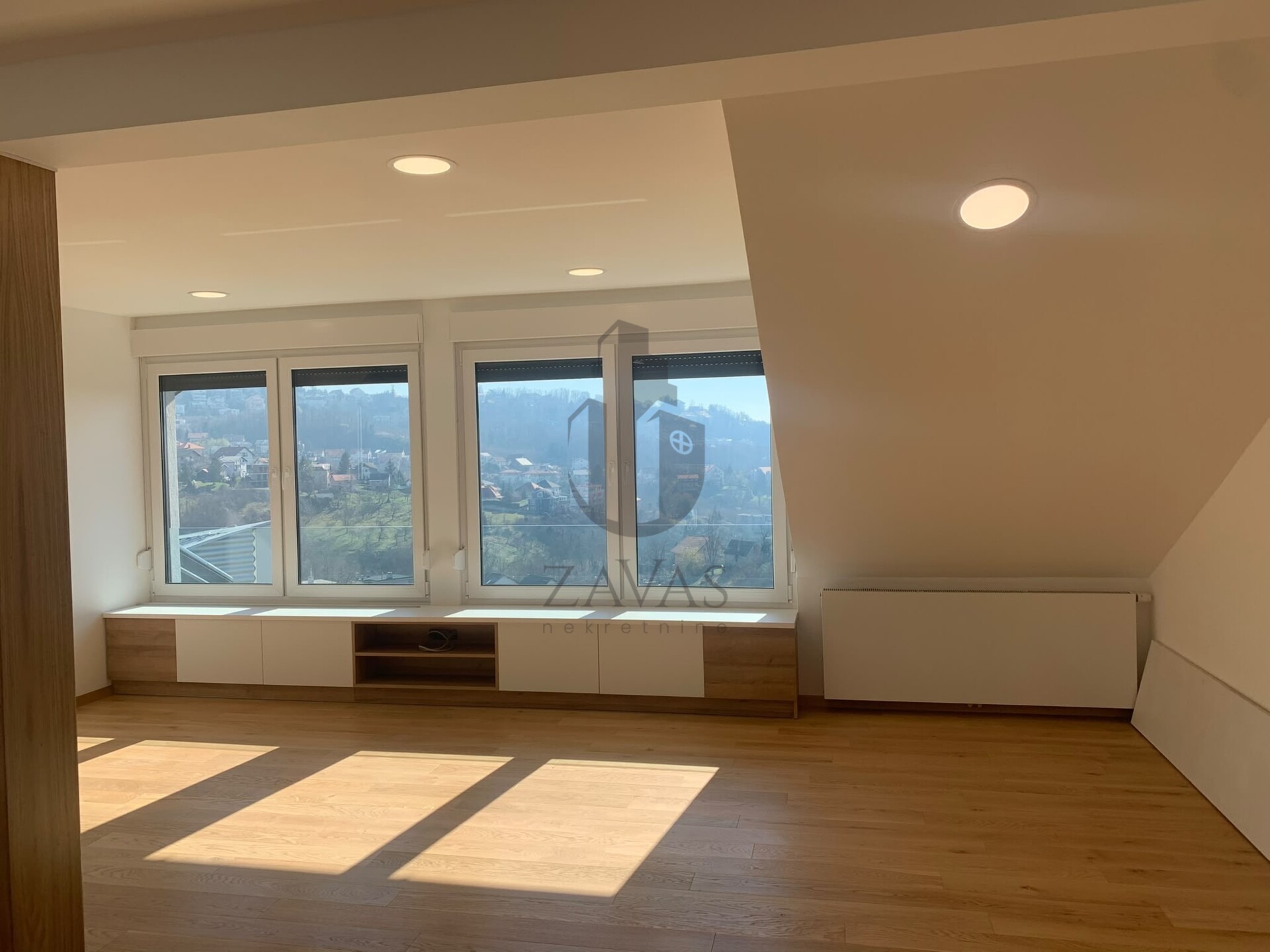 Kuća za najam, Zagreb Šestine: 300 m² + vrt 370 m² + 4 parkirna mjesta (6)