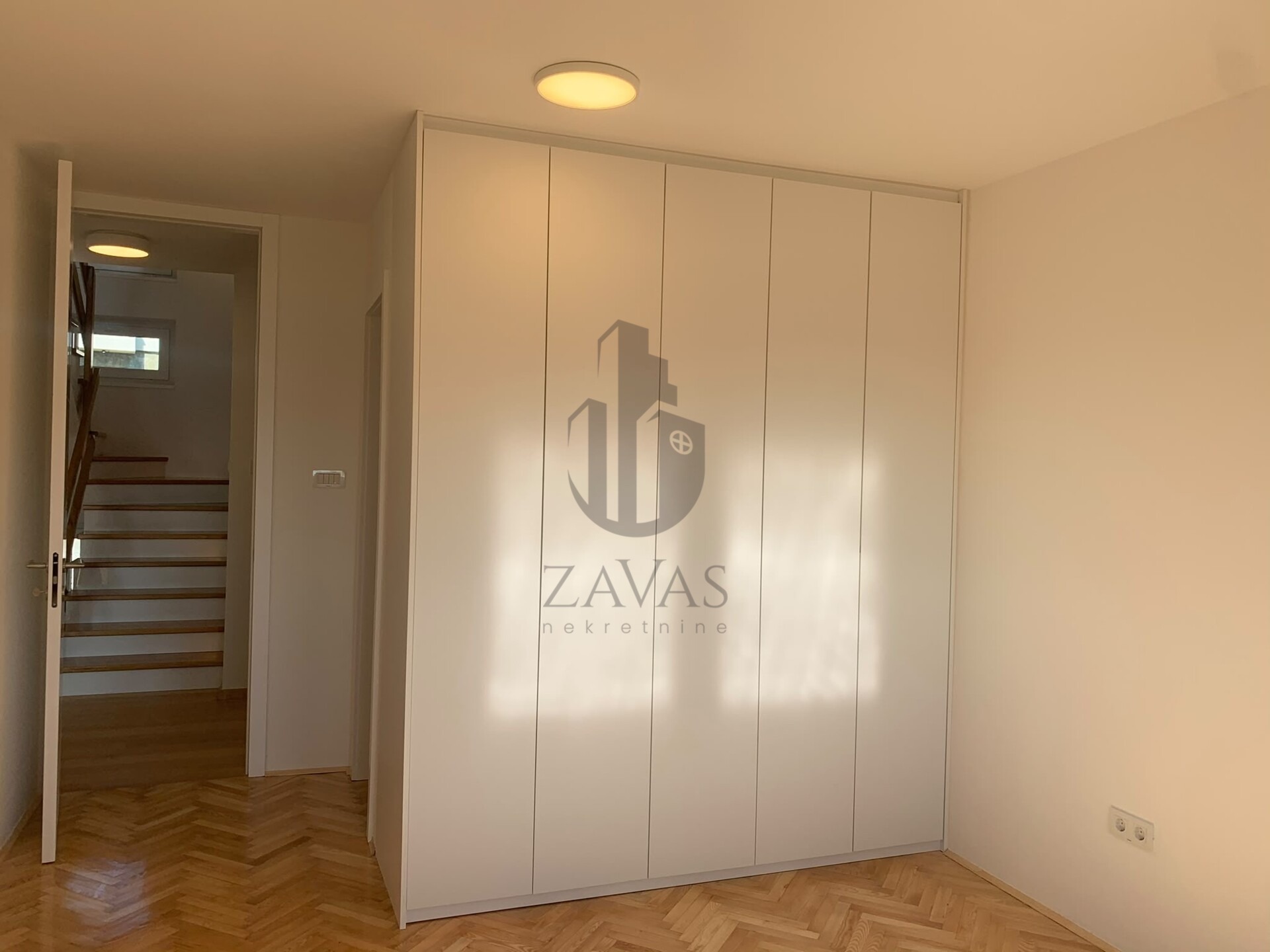 Kuća za najam, Zagreb Šestine: 300 m² + vrt 370 m² + 4 parkirna mjesta (8)