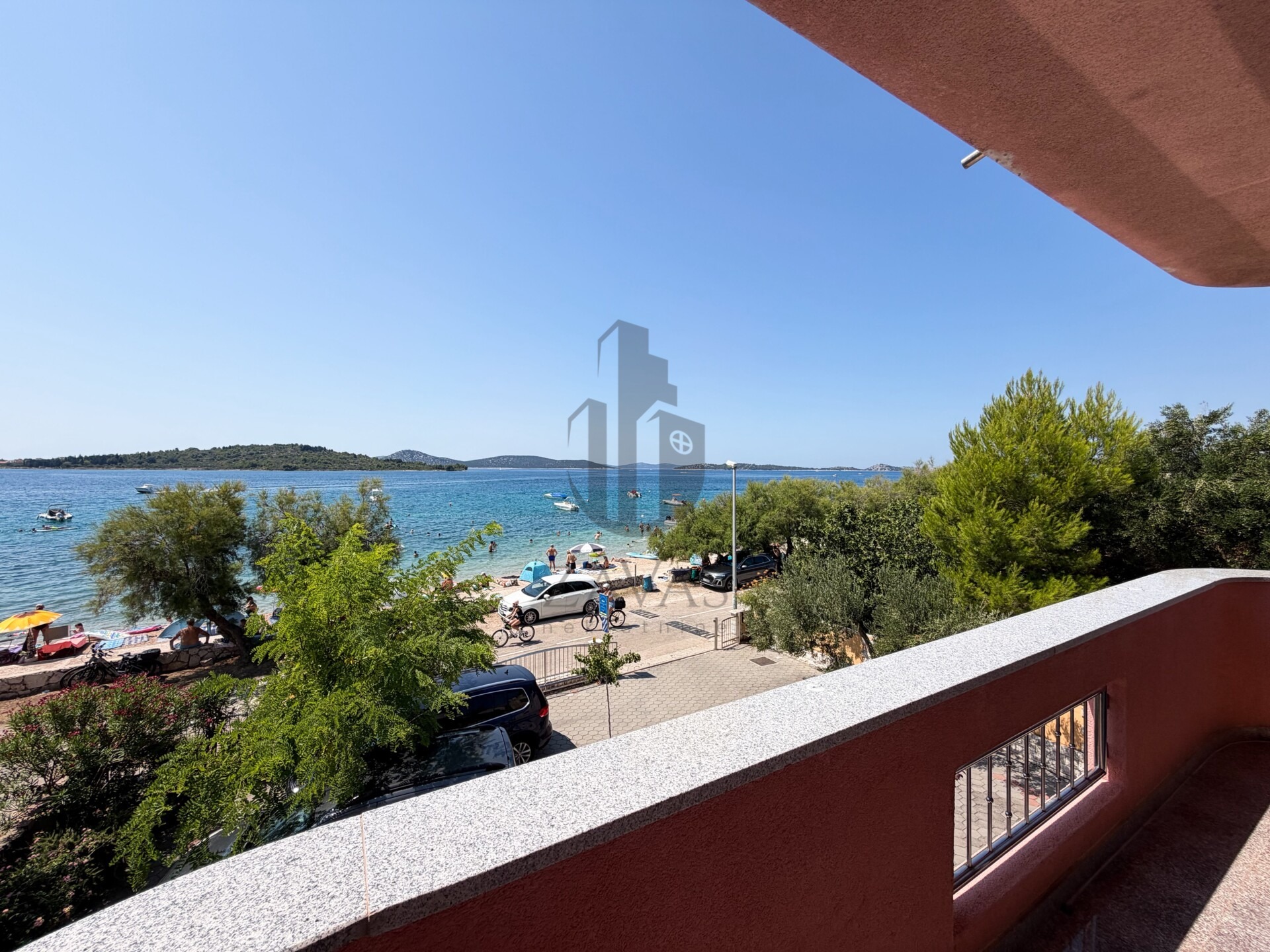 VODICE – PRVI RED DO MORA | 2 KUĆE, 10 APARTMANA + 523m² DVORIŠTA (7)