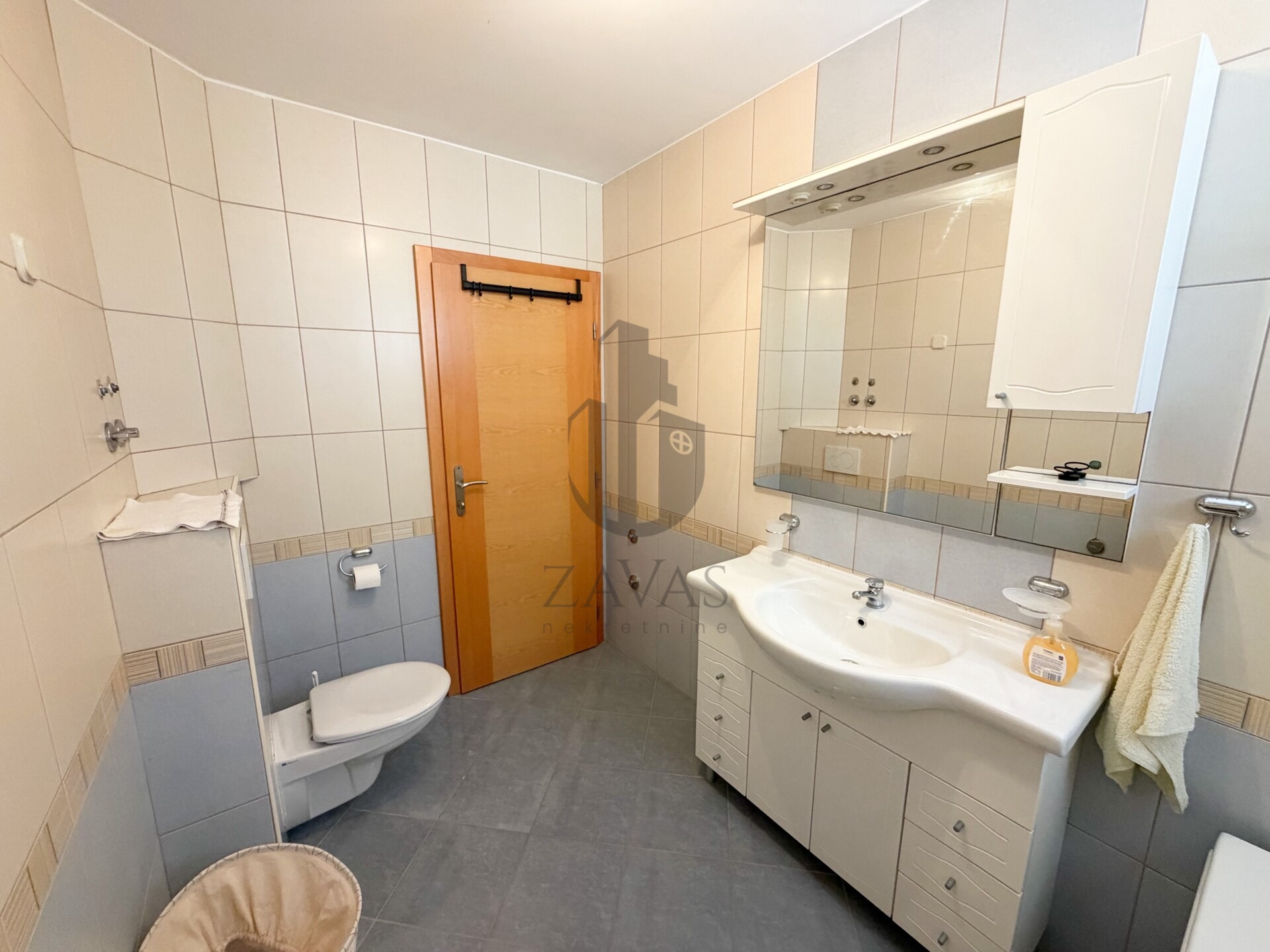 VODICE – PRVI RED DO MORA | 2 KUĆE, 10 APARTMANA + 523m² DVORIŠTA (24)