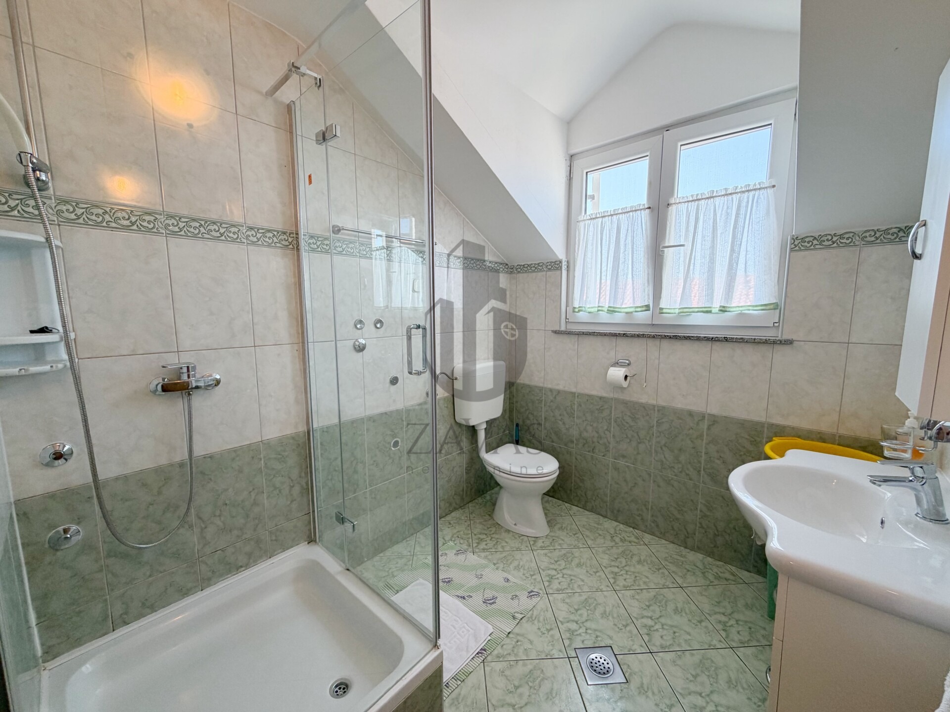 VODICE – PRVI RED DO MORA | 2 KUĆE, 10 APARTMANA + 523m² DVORIŠTA (25)