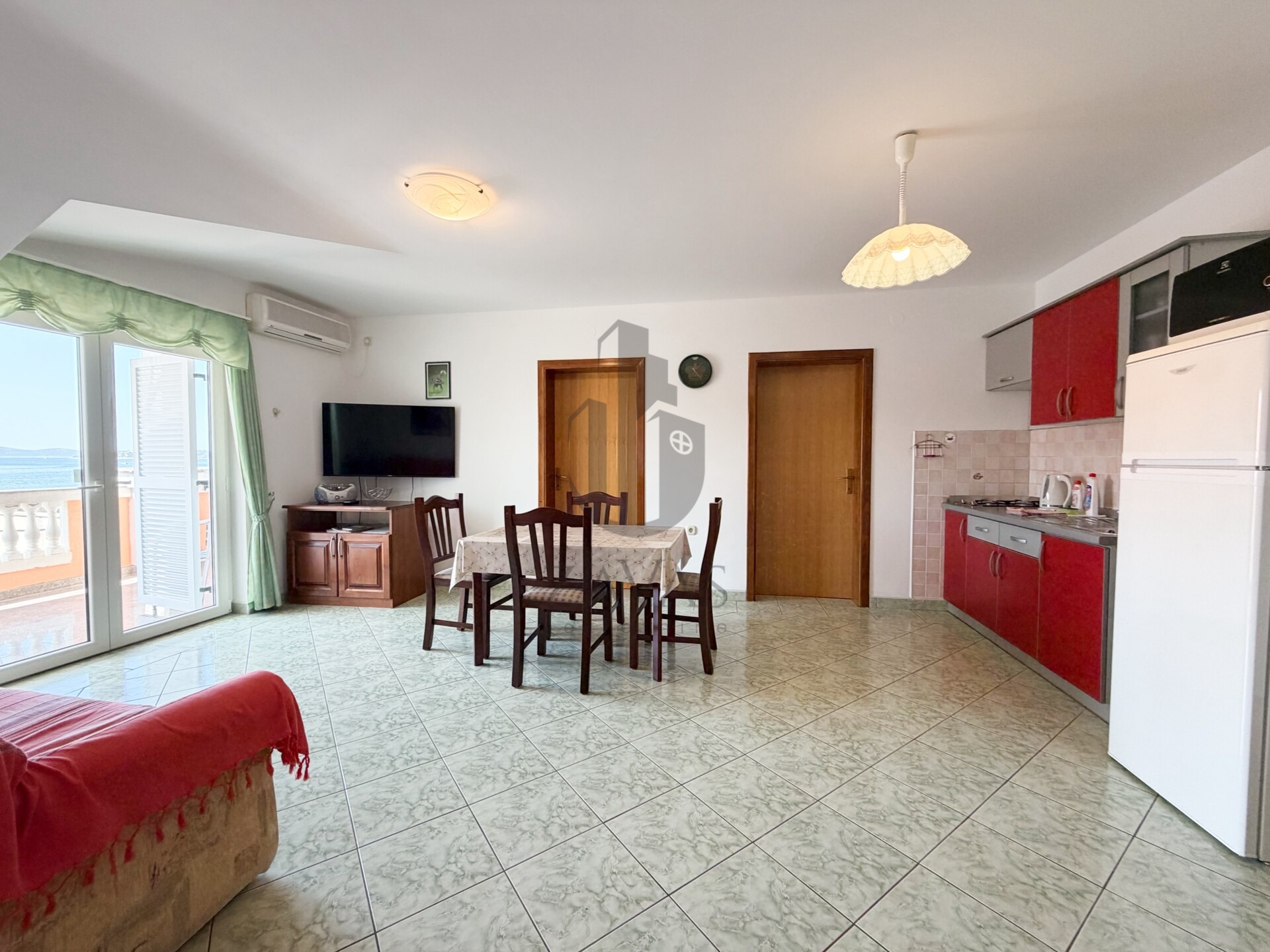 VODICE – PRVI RED DO MORA | 2 KUĆE, 10 APARTMANA + 523m² DVORIŠTA (9)