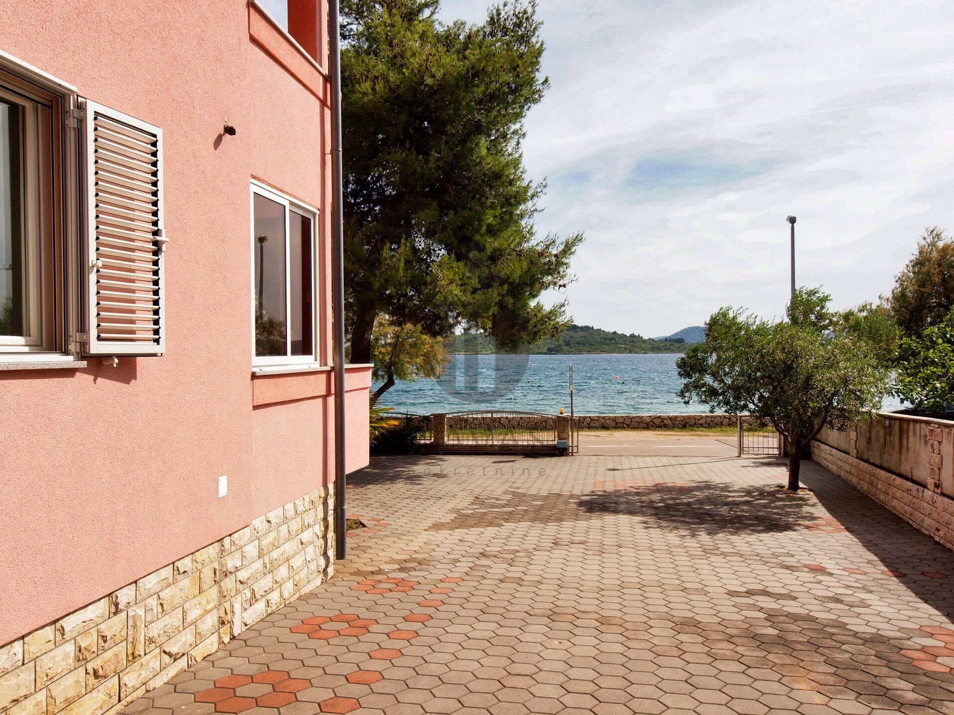 VODICE – PRVI RED DO MORA | 2 KUĆE, 10 APARTMANA + 523m² DVORIŠTA (5)
