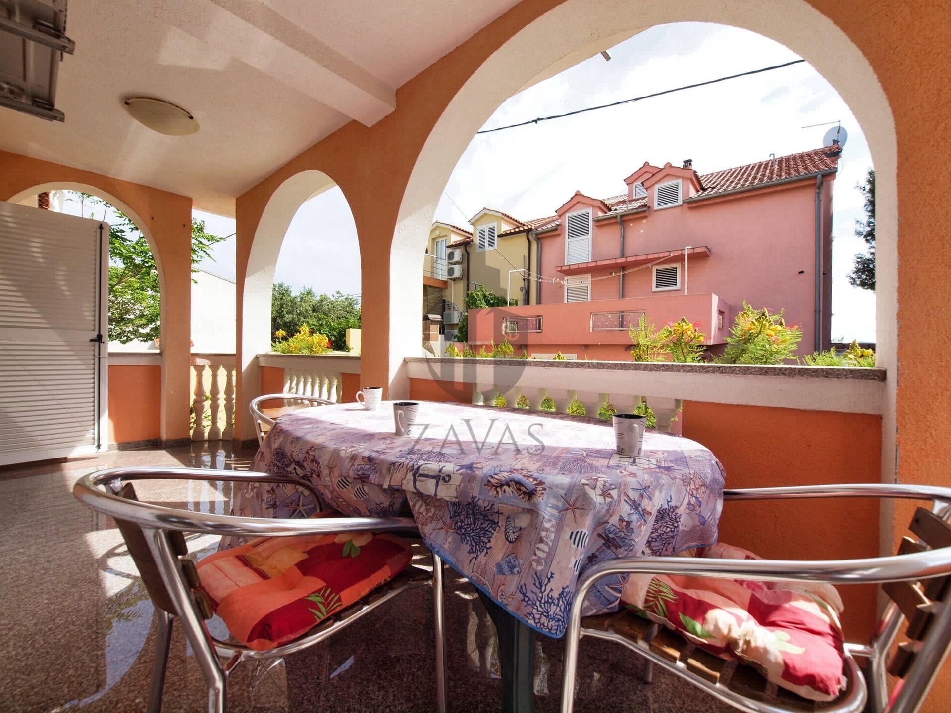 VODICE – PRVI RED DO MORA | 2 KUĆE, 10 APARTMANA + 523m² DVORIŠTA (22)