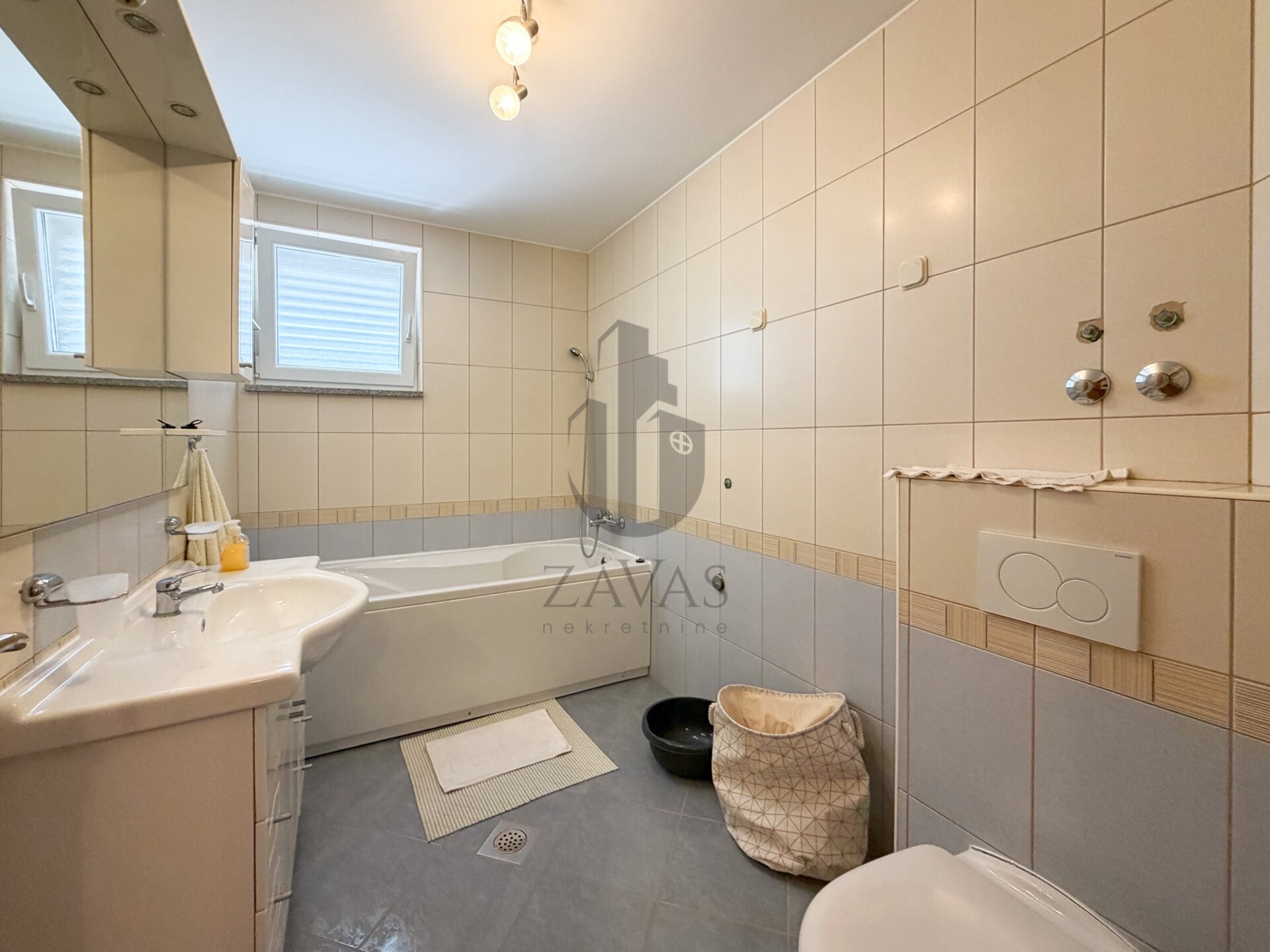 VODICE – PRVI RED DO MORA | 2 KUĆE, 10 APARTMANA + 523m² DVORIŠTA (23)