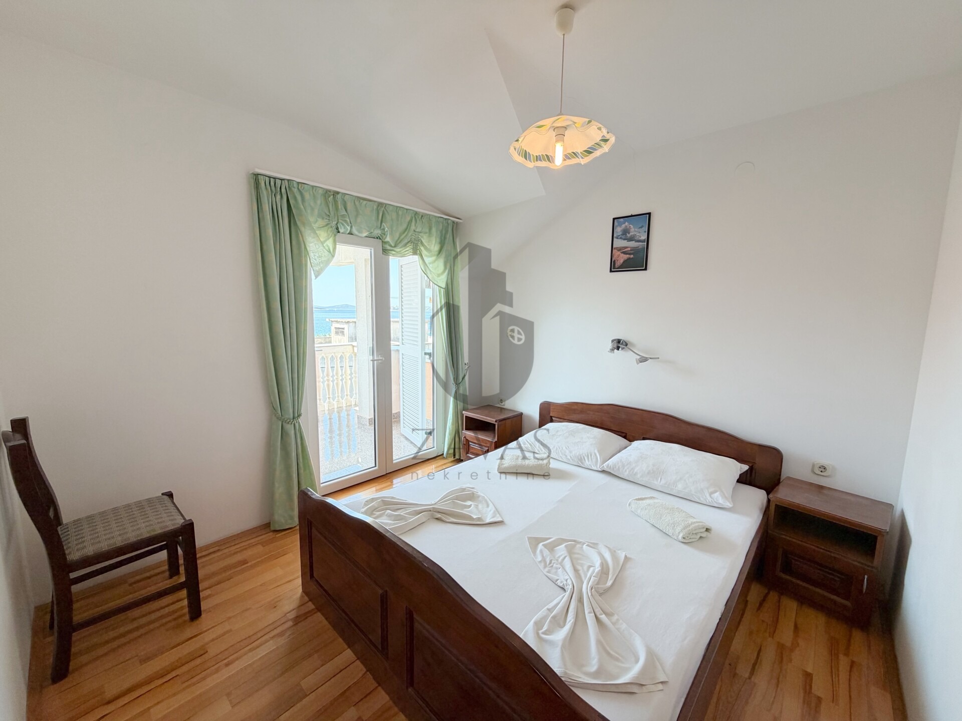 VODICE – PRVI RED DO MORA | 2 KUĆE, 10 APARTMANA + 523m² DVORIŠTA (10)
