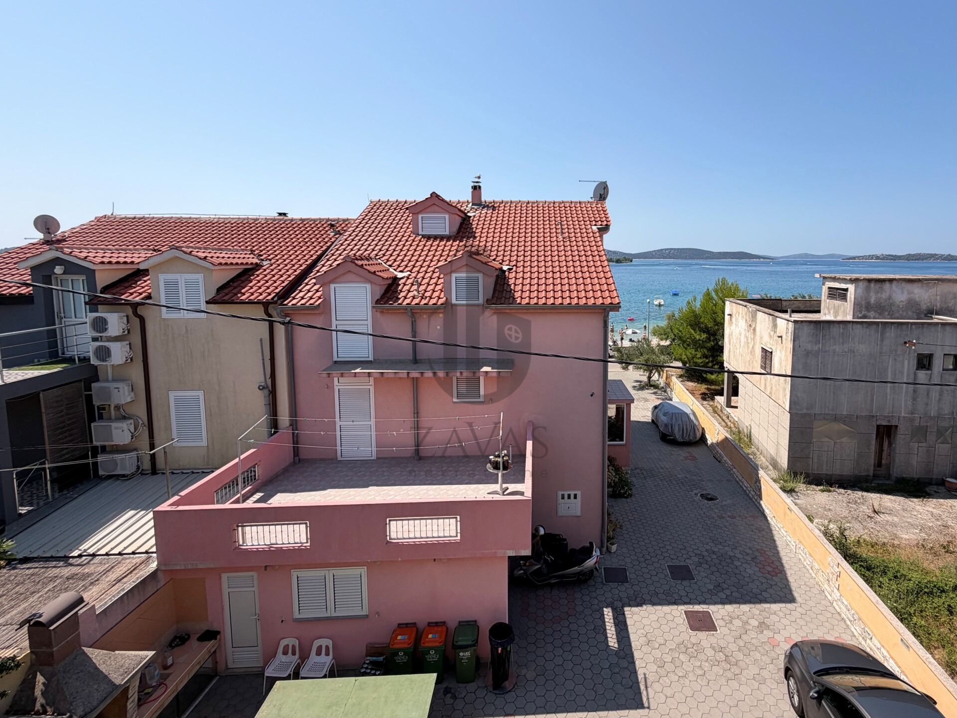 VODICE – PRVI RED DO MORA | 2 KUĆE, 10 APARTMANA + 523m² DVORIŠTA (4)