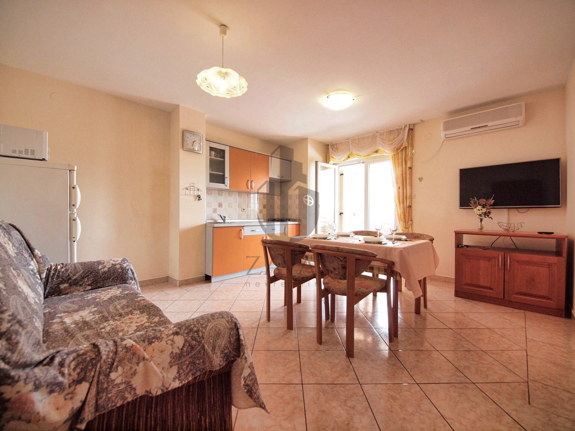 VODICE – PRVI RED DO MORA | 2 KUĆE, 10 APARTMANA + 523m² DVORIŠTA (19)