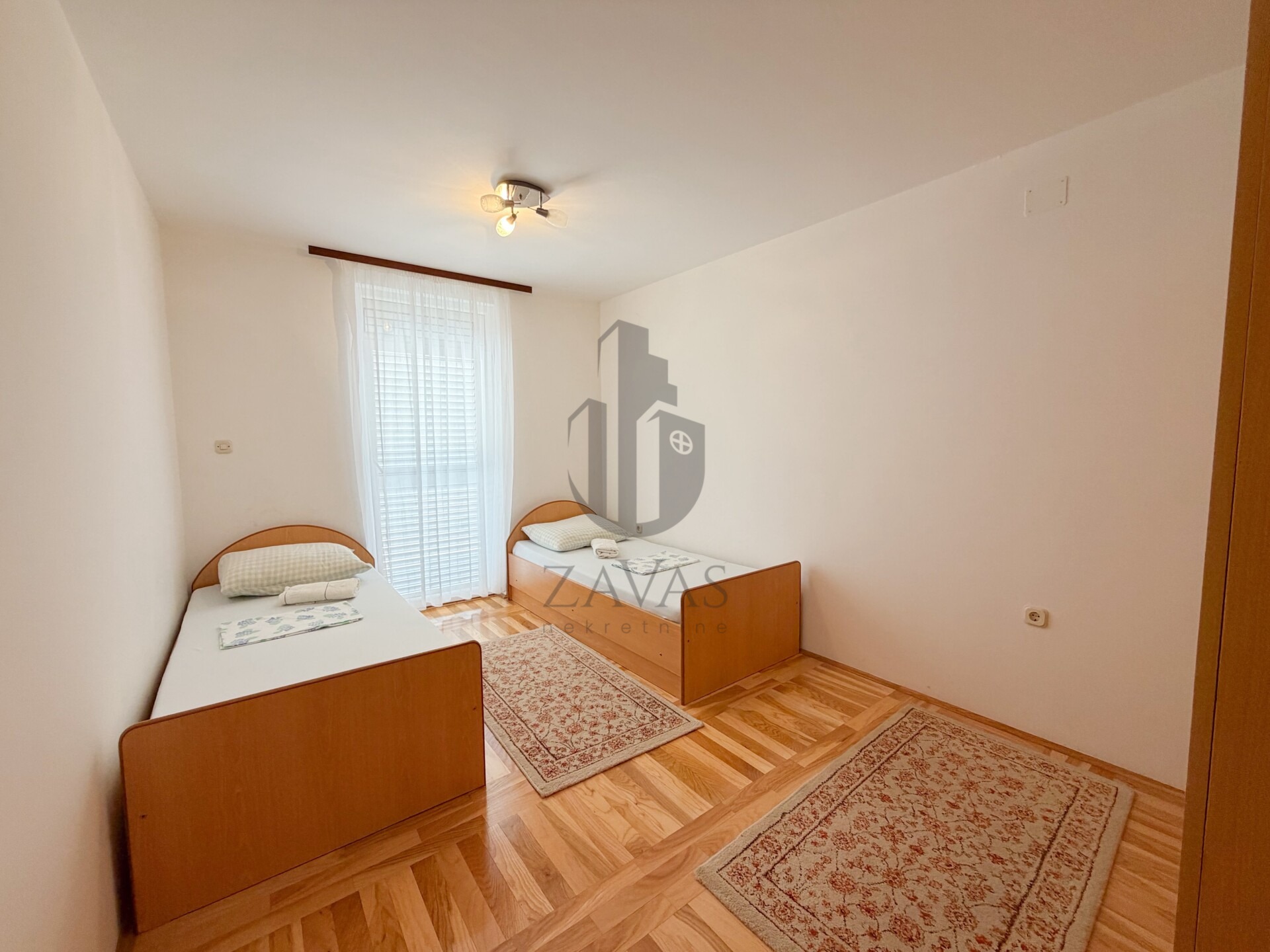 VODICE – PRVI RED DO MORA | 2 KUĆE, 10 APARTMANA + 523m² DVORIŠTA (13)