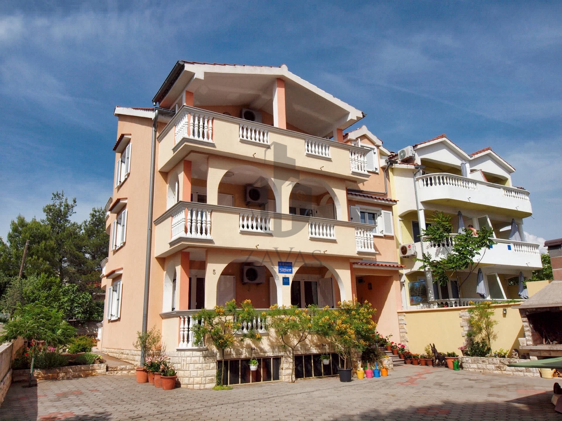 VODICE – PRVI RED DO MORA | 2 KUĆE, 10 APARTMANA + 523m² DVORIŠTA (2)