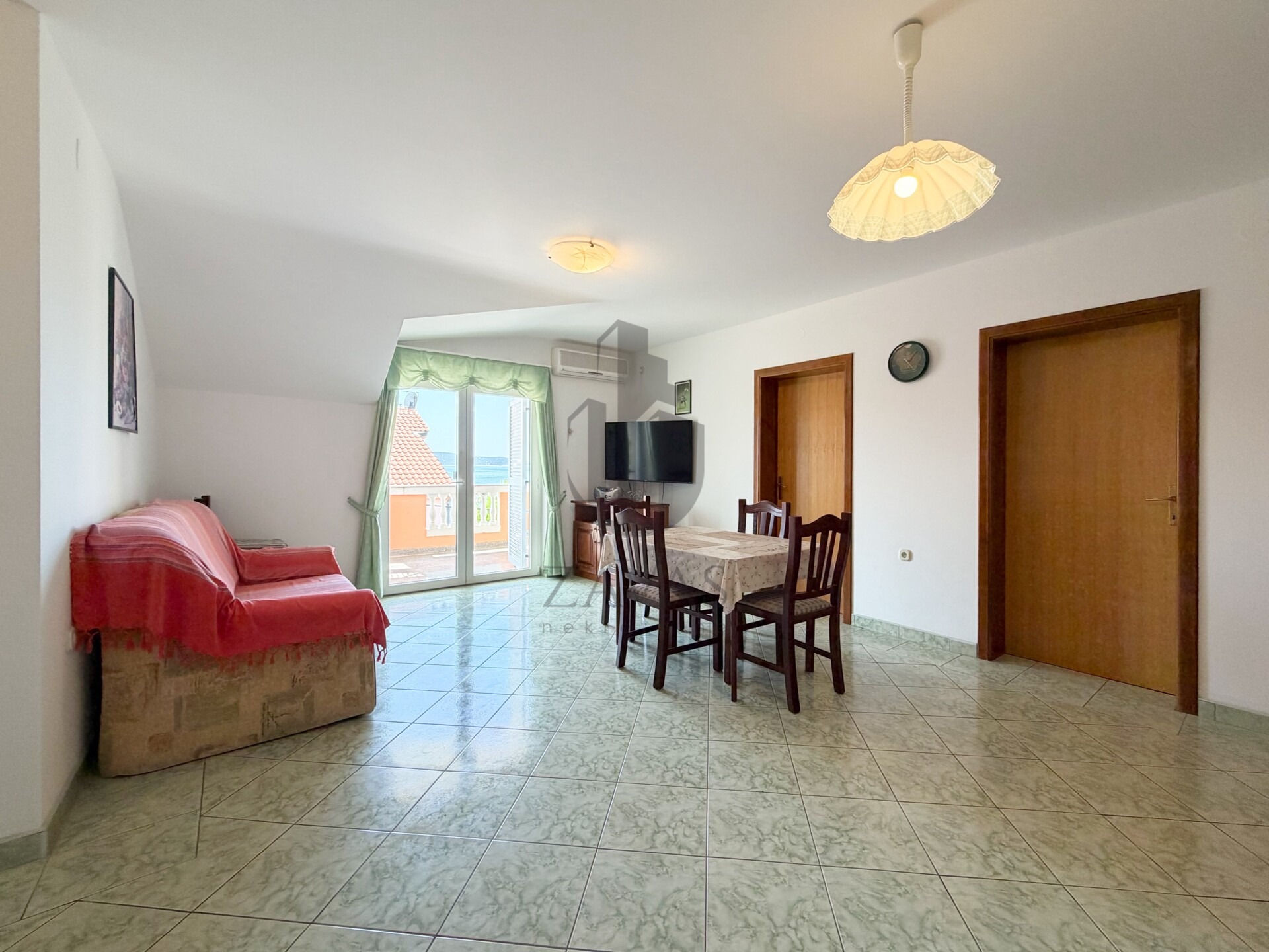 VODICE – PRVI RED DO MORA | 2 KUĆE, 10 APARTMANA + 523m² DVORIŠTA (8)