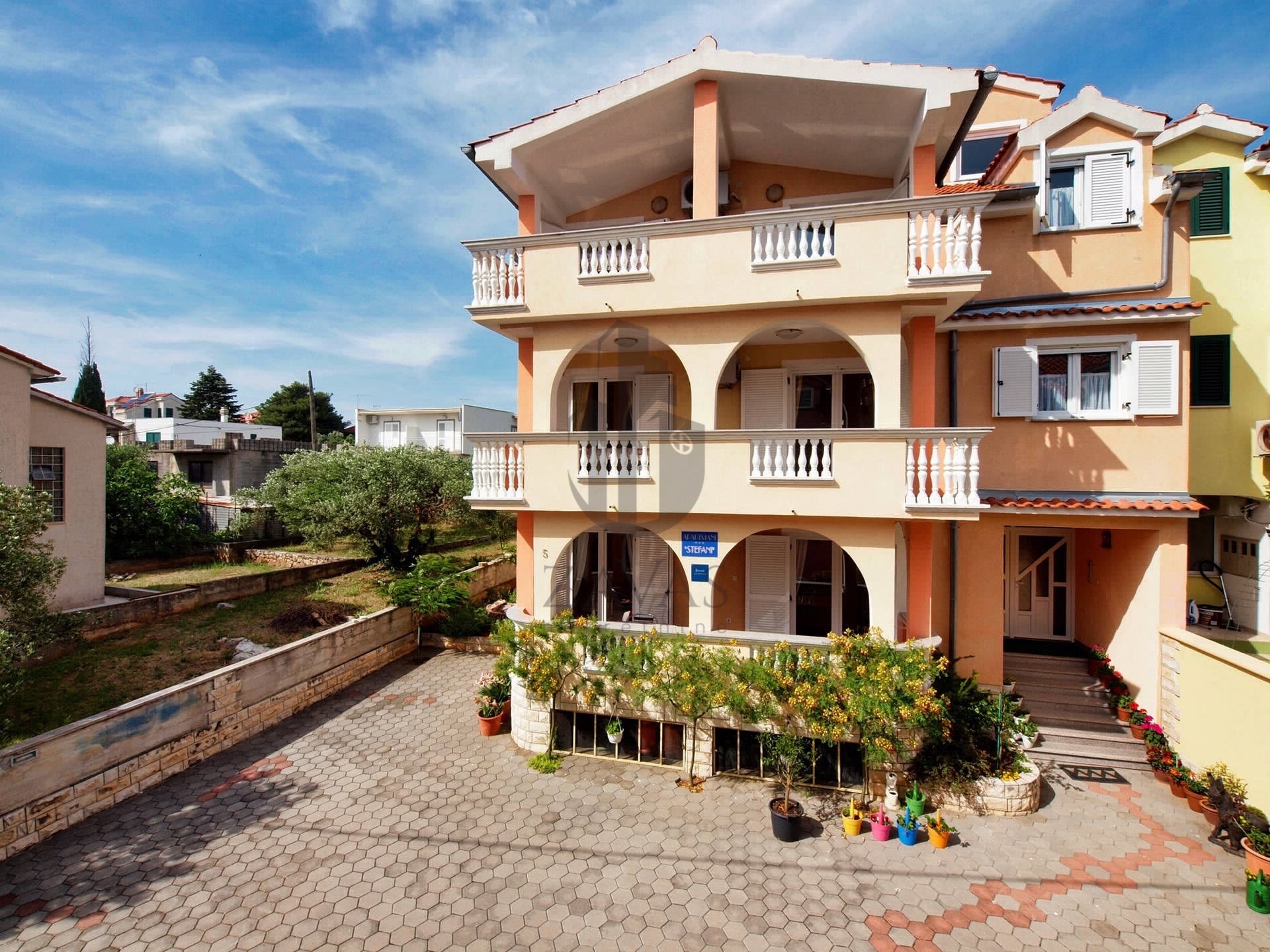 VODICE – PRVI RED DO MORA | 2 KUĆE, 10 APARTMANA + 523m² DVORIŠTA