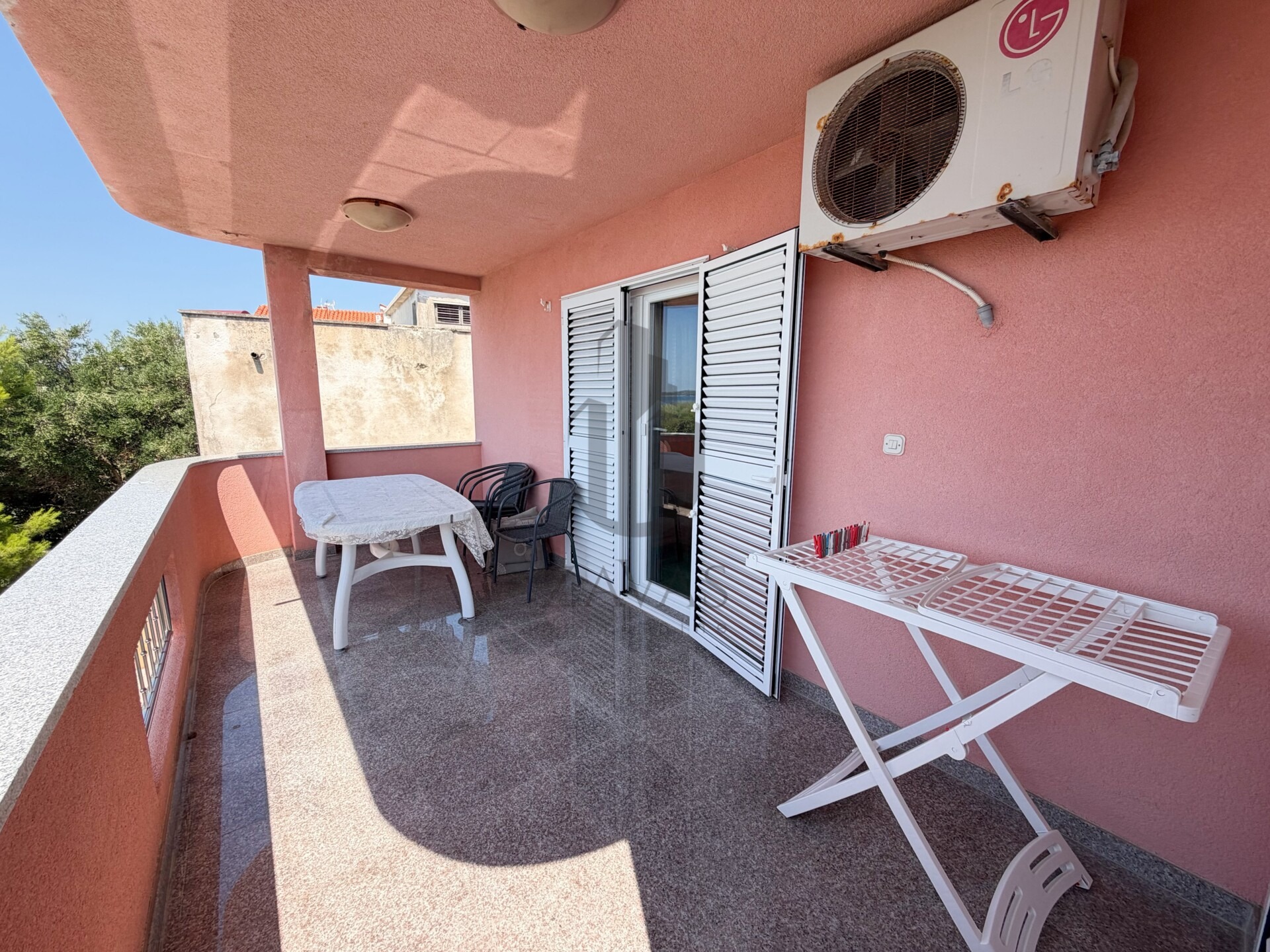 VODICE – PRVI RED DO MORA | 2 KUĆE, 10 APARTMANA + 523m² DVORIŠTA (20)