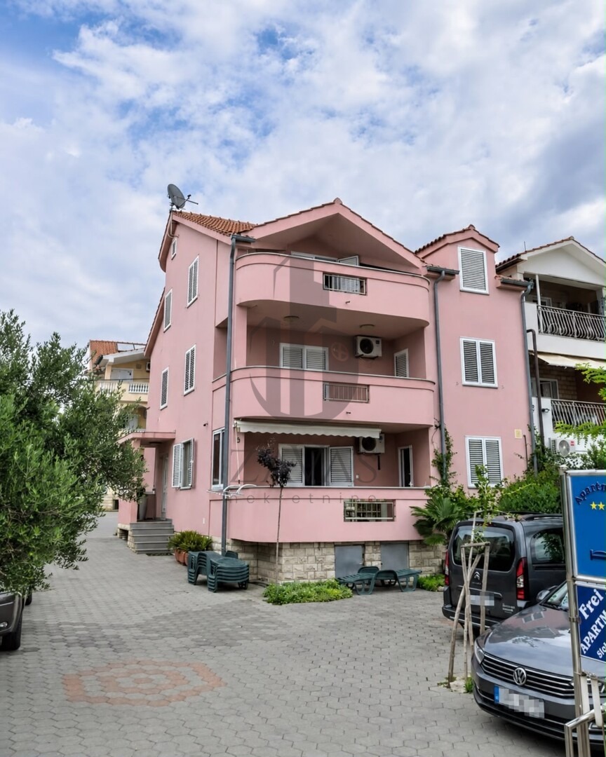 VODICE – PRVI RED DO MORA | 2 KUĆE, 10 APARTMANA + 523m² DVORIŠTA (3)