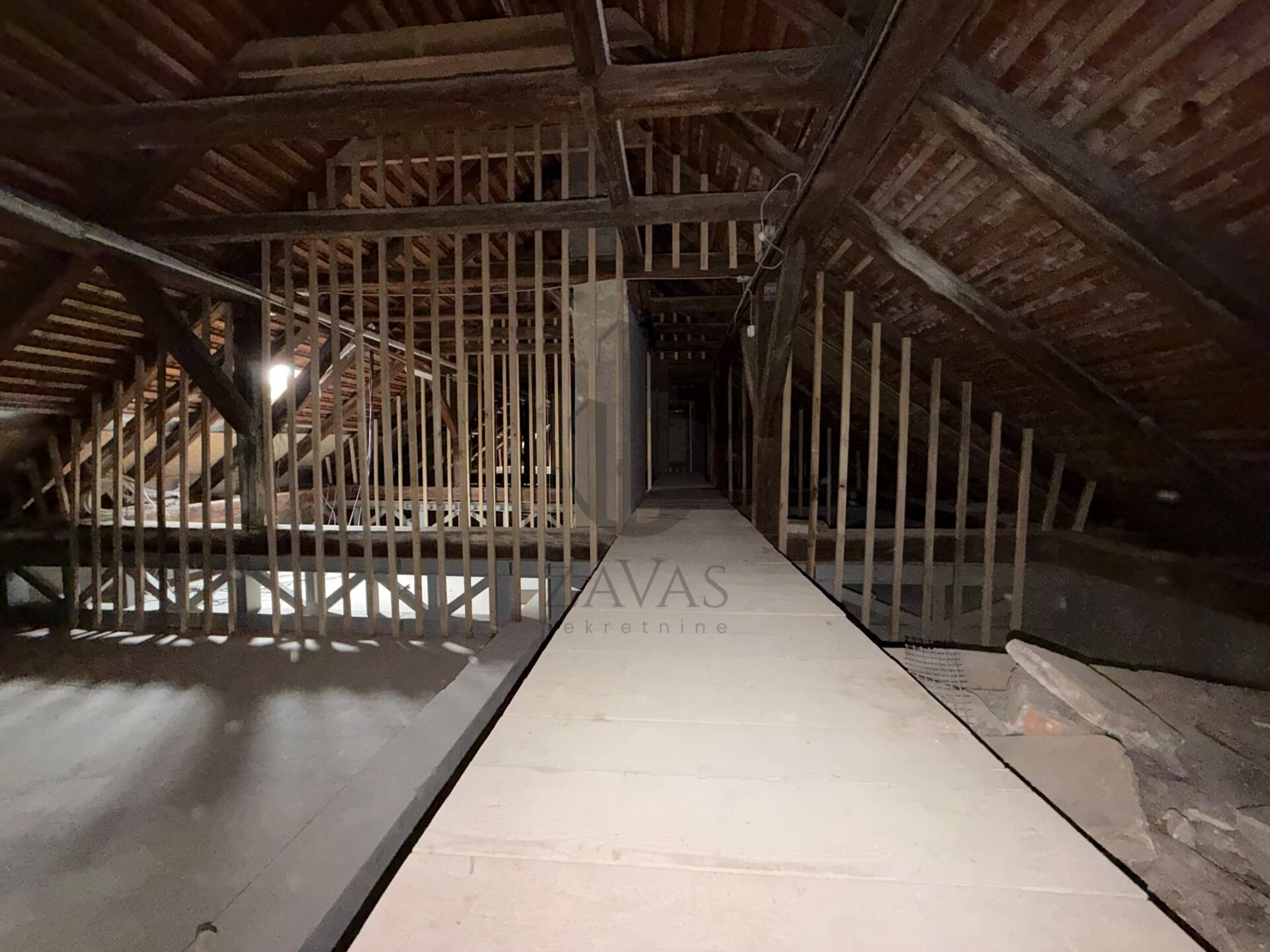 Odvjetnički/Javnobilježnički ured, stambeni prostor - 186 m2 (NA TRGU) (15)