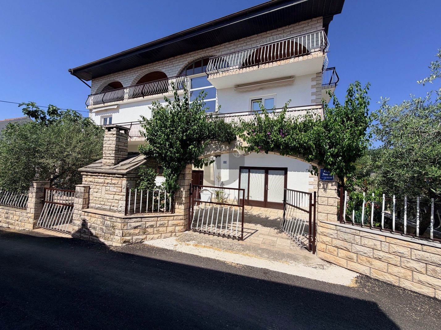 Kuća, Zadar (Diklo)– 423 m², 200 m od mora, uhodan turistički posao