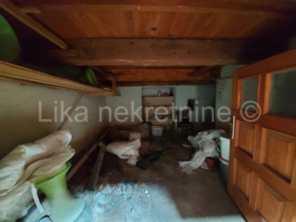 OTOČAC -  dvosobni stan 45 m2, garaža, dvorišna zgrada (14)
