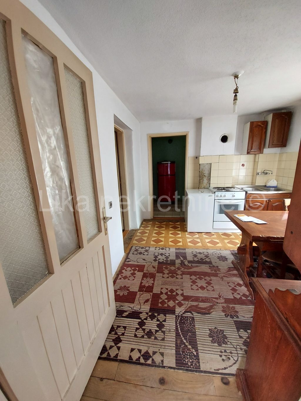 OTOČAC -  dvosobni stan 45 m2, garaža, dvorišna zgrada (7)