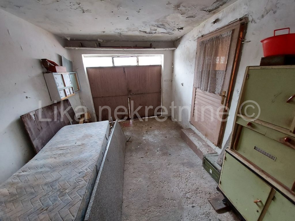 OTOČAC -  dvosobni stan 45 m2, garaža, dvorišna zgrada (13)