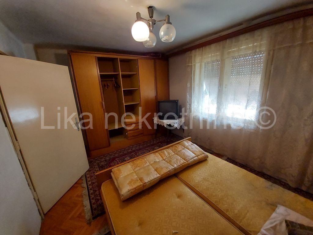 OTOČAC -  dvosobni stan 45 m2, garaža, dvorišna zgrada (5)