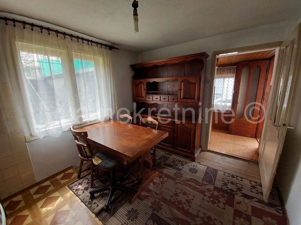 OTOČAC -  dvosobni stan 45 m2, garaža, dvorišna zgrada