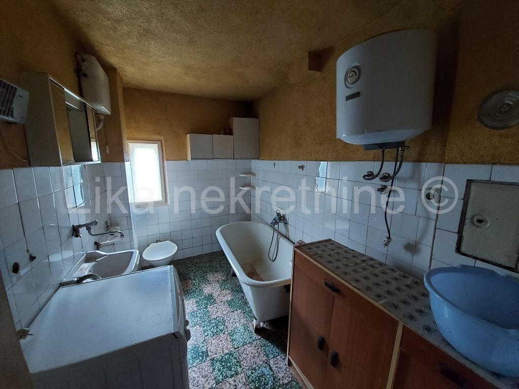 OTOČAC -  dvosobni stan 45 m2, garaža, dvorišna zgrada (6)