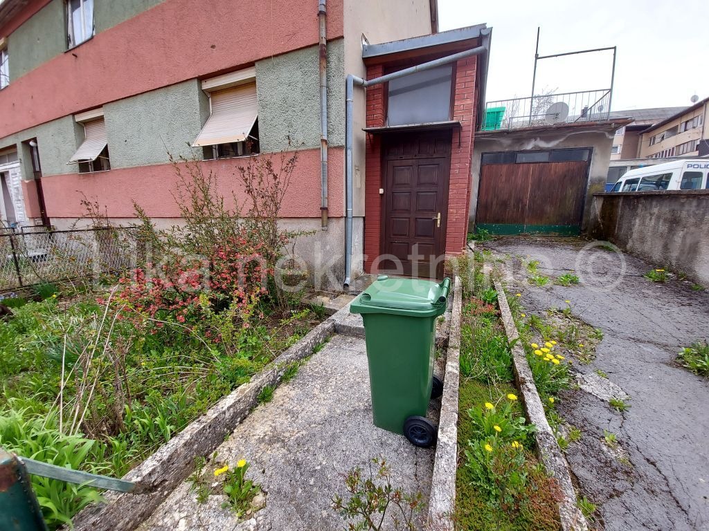 OTOČAC -  dvosobni stan 45 m2, garaža, dvorišna zgrada (16)