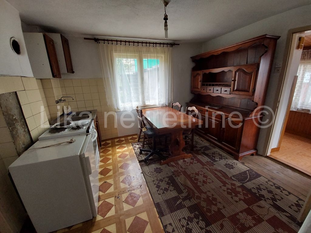 OTOČAC -  dvosobni stan 45 m2, garaža, dvorišna zgrada (4)