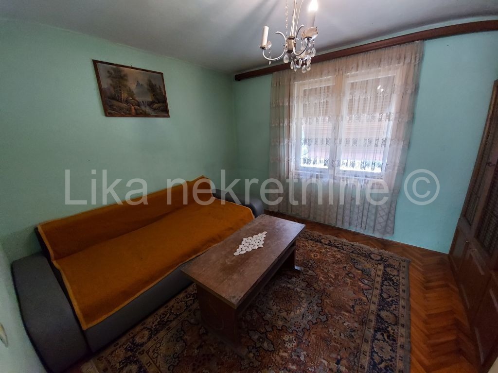 OTOČAC -  dvosobni stan 45 m2, garaža, dvorišna zgrada (2)